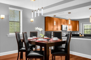 Cozy & Elegant 4BR Enchanted Townhouse - 1 Mile to Disney with Resort Pool, Gym, & Jacuzzi